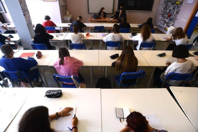 “Non più di 20 studenti in aula”, la proposta di legge Avs contro le classi pollaio
