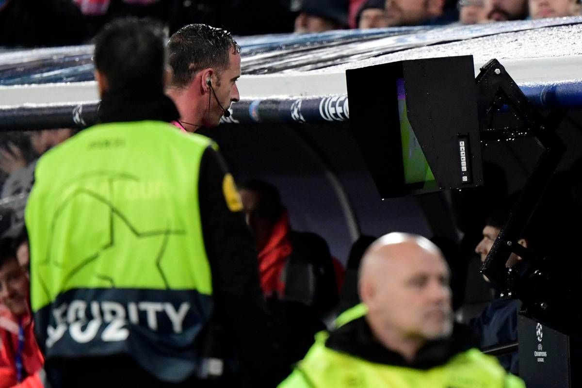 Calcio, il Var sta riscrivendo (male) le regole di uno sport diventato un videogioco: il caso Pavlovic