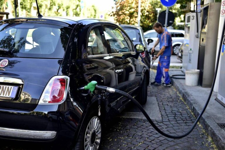 Benzina ai minimi dal 2022, gasolio più caro dopo il rialzo delle accise