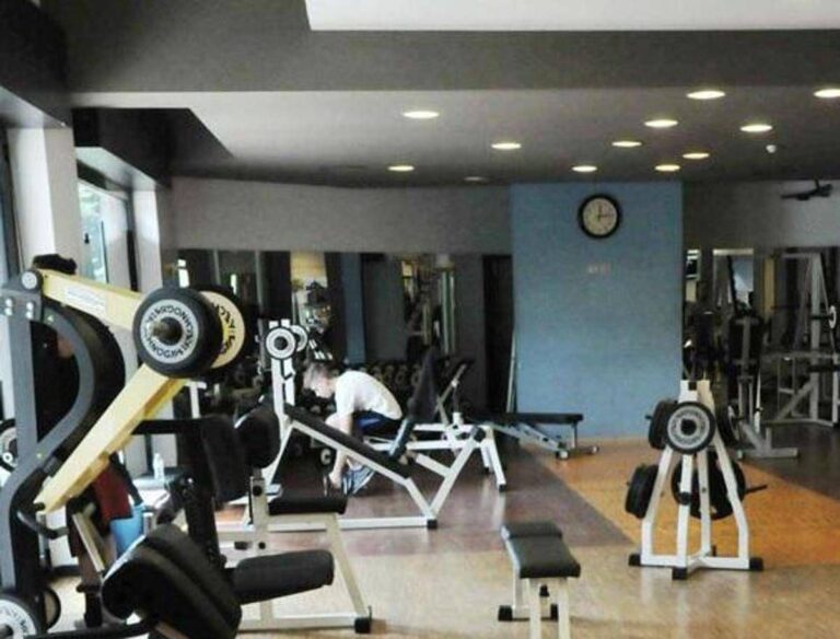 Allenamento in palestra, meglio pesi leggeri o carichi pesanti? Lo studio a sorpresa
