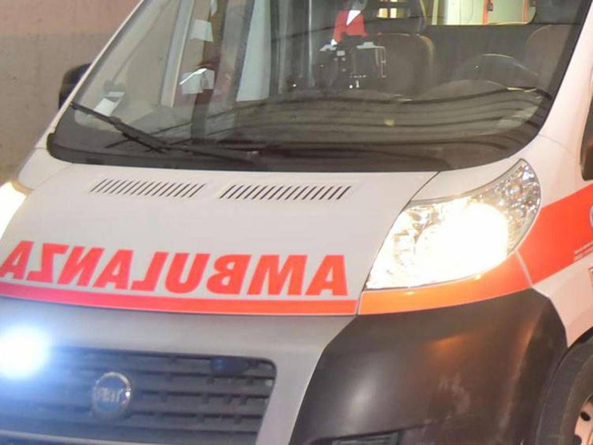 Cede balaustra lungo il Po, ferita una donna: marito finisce in acqua