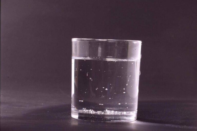 Monza, al bar chiede acqua ma gli servono soda caustica: cliente in ospedale