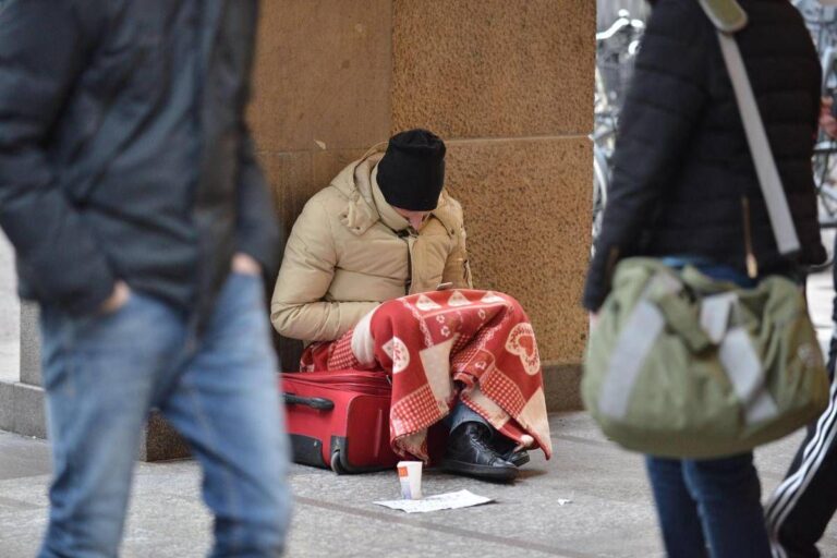 Fratture, traumi e prognosi di 20 giorni: senza tetto picchiato da banda giovani