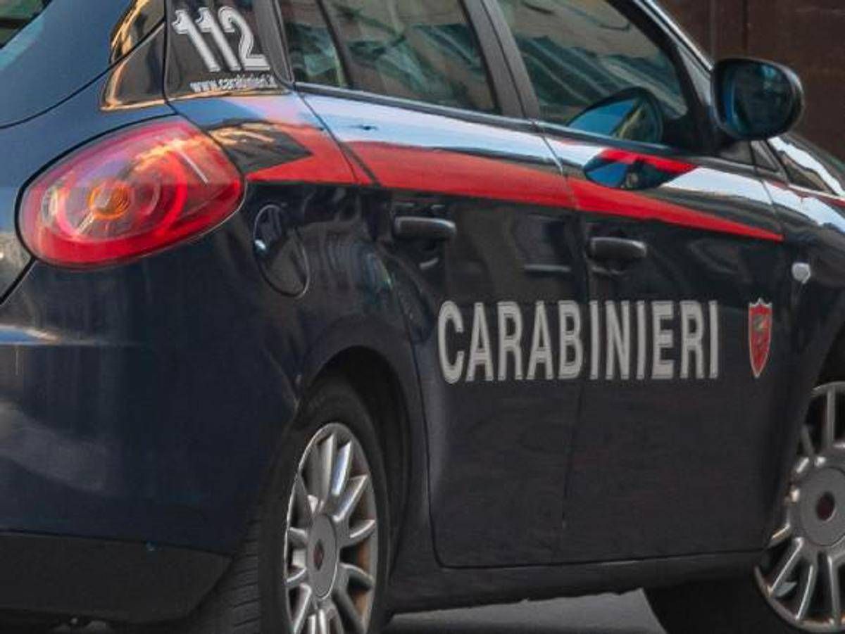 Violenza sessuale in strada a Gallarate, arrestato 35enne: si era nascosto in un letto a cassettone