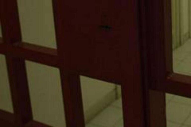Non ricaricava il braccialetto elettronico per non farlo funzionare: arrestato