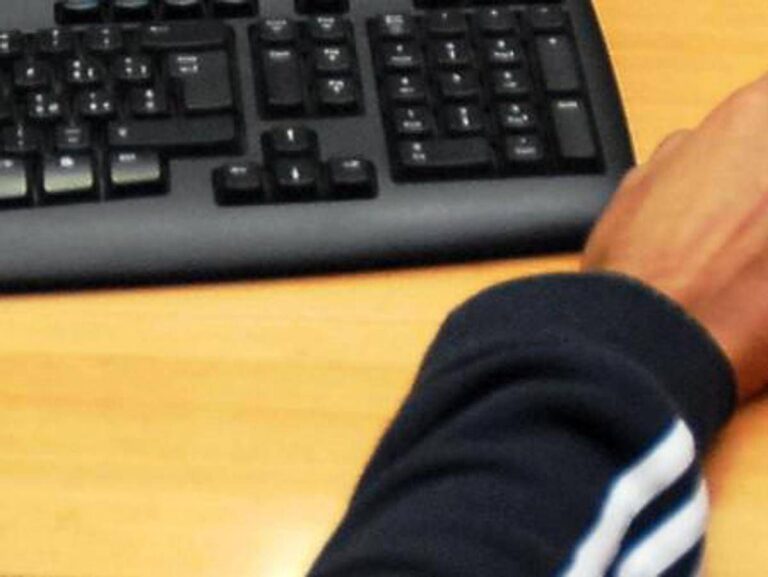 Usa, genitori di un 16enne fanno causa a OpenAi: “ChatGpt lo ha incoraggiato a suicidarsi”