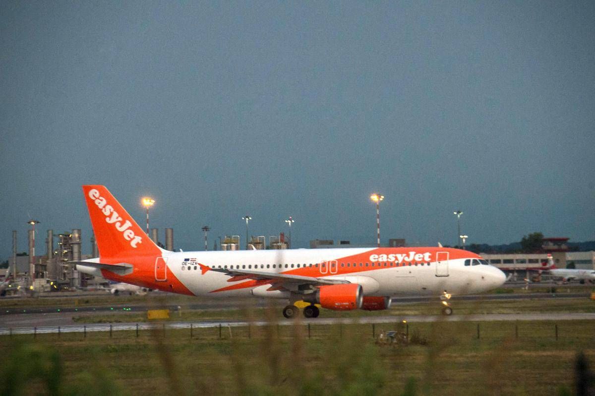 Due aerei si urtano in pista a Manchester, breve stop voli