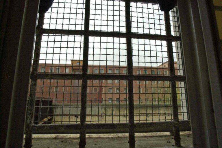 Carceri, ancora un suicidio: detenuto si impicca in cella a Rebibbia