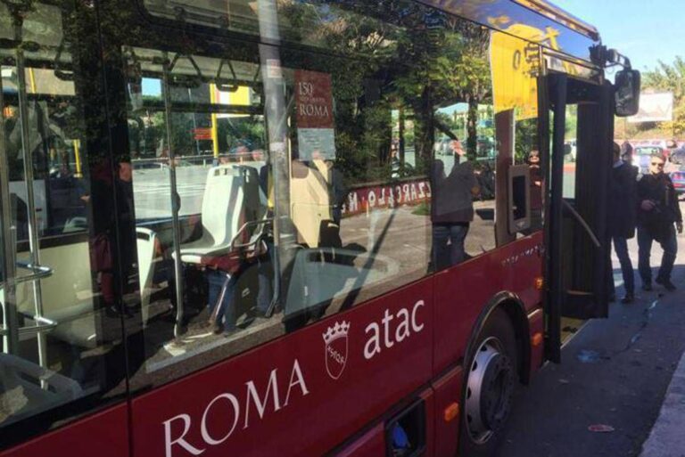 Roma, autista lo richiama: “Non si fuma sul bus”. Passeggero attacca con una sega