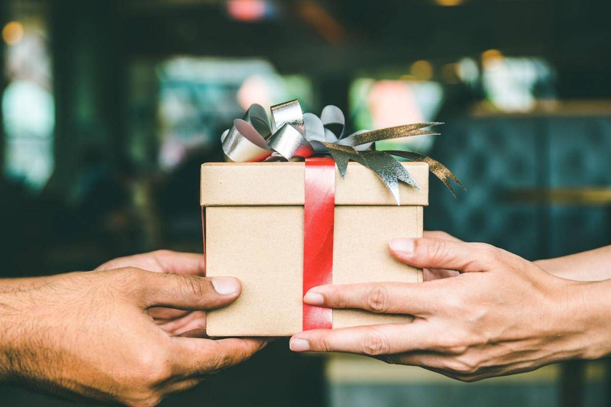 Natale, regali a rischio esplosione? La minaccia dietro smartphone e pc