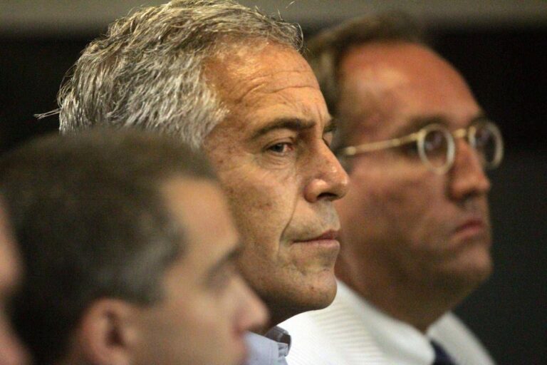 Caso Epstein, diffuse nuove foto: ci sono anche Bill Gates e Noam Chomsky