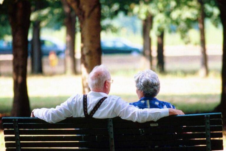 Essere nonni fa bene al cervello, curare i nipoti è uno scudo contro il declino cognitivo