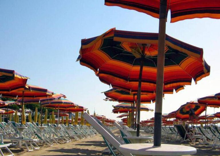 Frutta e yogurt, il pranzo perfetto in spiaggia per il medico. Con bonus gelato