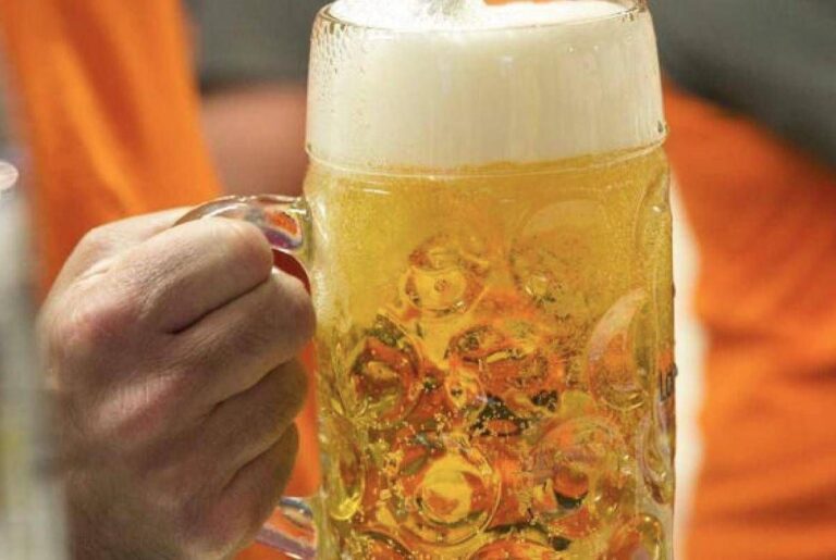 Un vaccino nella birra, il progetto del virologo divide la scienza