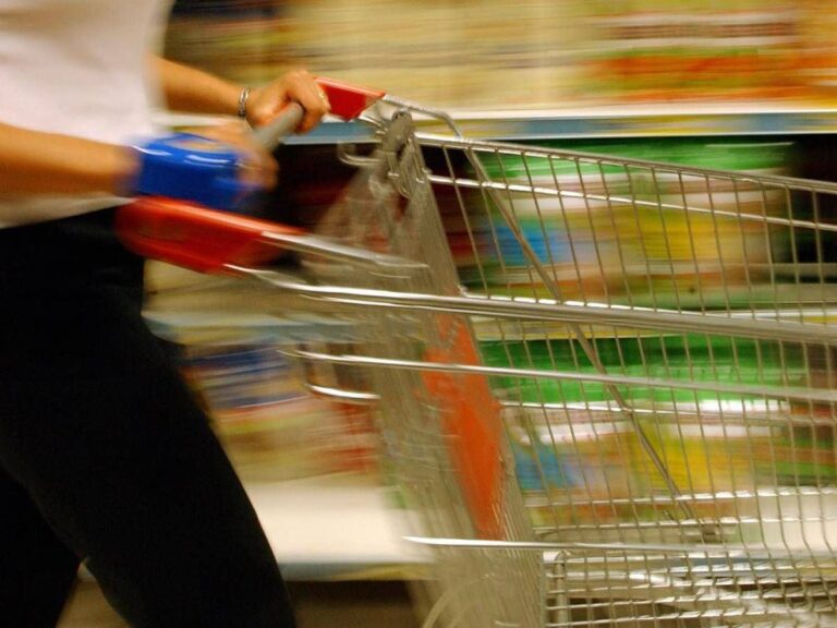 Inflazione, Istat: a dicembre prezzi su dell’1,2% annuo e carrello della spesa +2,2%