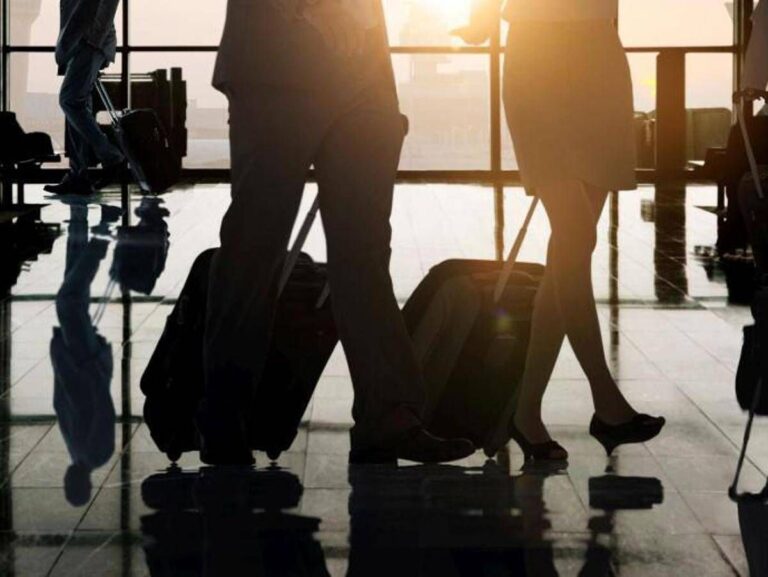 Lasciano il figlio di 10 anni in aeroporto: “Noi partiamo”