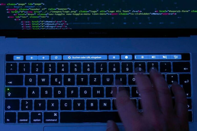 Videocamere hackerate, scoperto sito che vende dirette e video hot privati: 150 dall’Italia