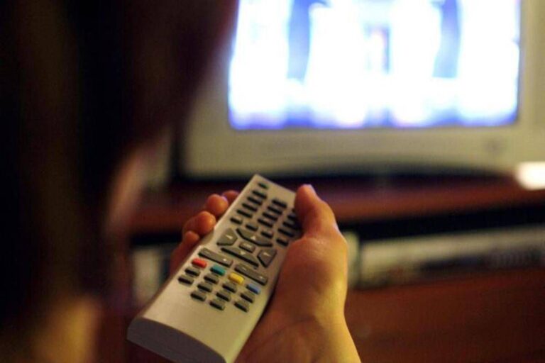 Ascolti tv 21 agosto, vince ‘Un professore’ su Rai 1 con Gassmann