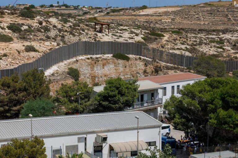 In 44 sbarcano a Lampedusa, sulla barca due corpi e tre intossicati