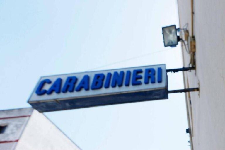 Napoli, riduce la moglie in fin di vita e finge una rapina: arrestato 70enne