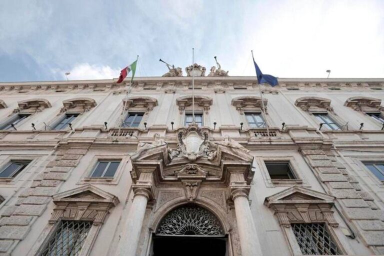Salta il tetto a 240mila euro per gli stipendi pubblici, la sentenza della Consulta