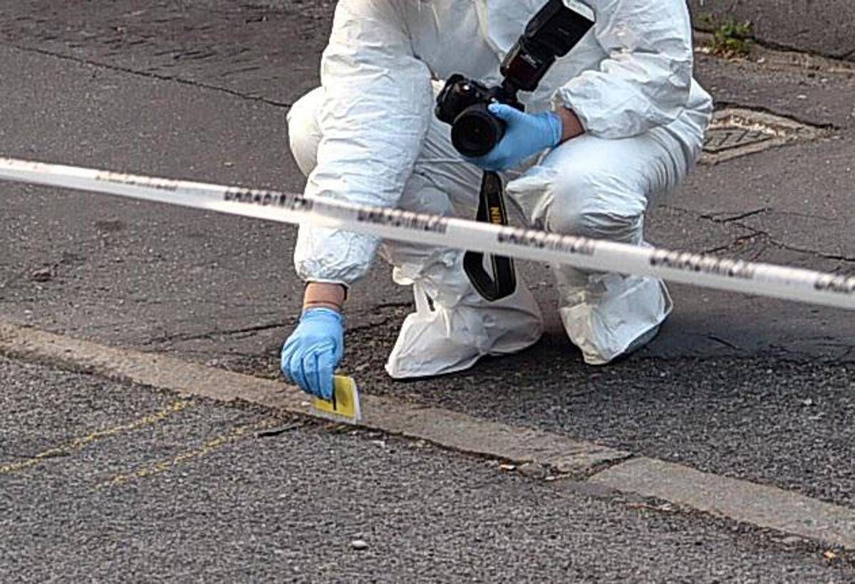 Spari contro un gruppo di ragazzi in strada a Napoli, ucciso un 18enne