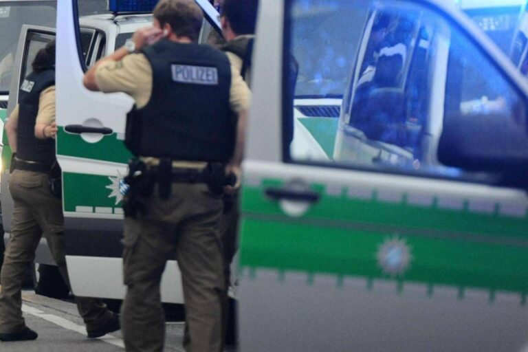 Auto su folla a Berlino: diversi feriti, tra loro anche dei bambini