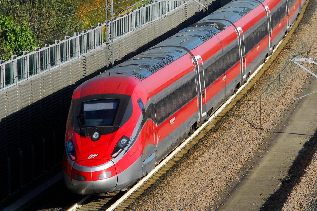 Ferrovie, ritardi di oltre 2 ore sull’Alta Velocità per inconveniente tecnico: circolazione in graduale ripresa