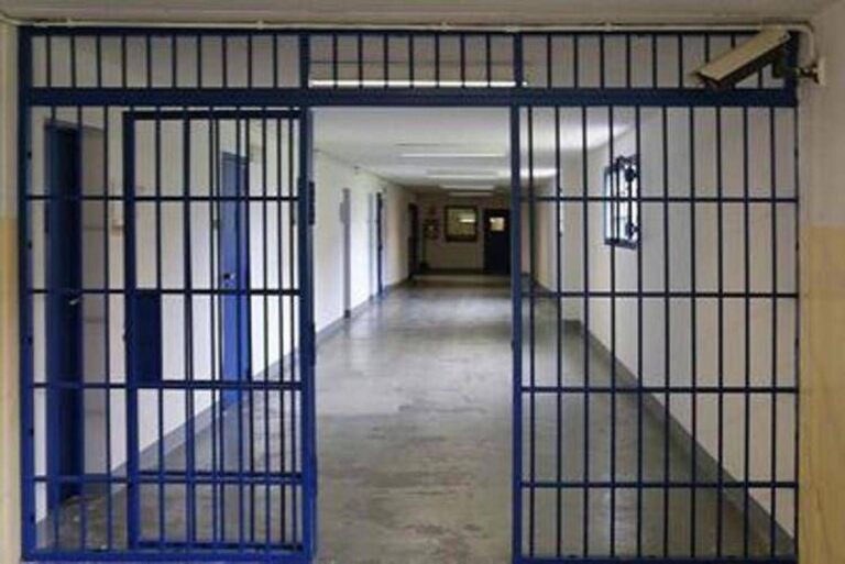 Mattarella firma cinque decreti di grazia: chi sono i detenuti e perché si trovano in carcere