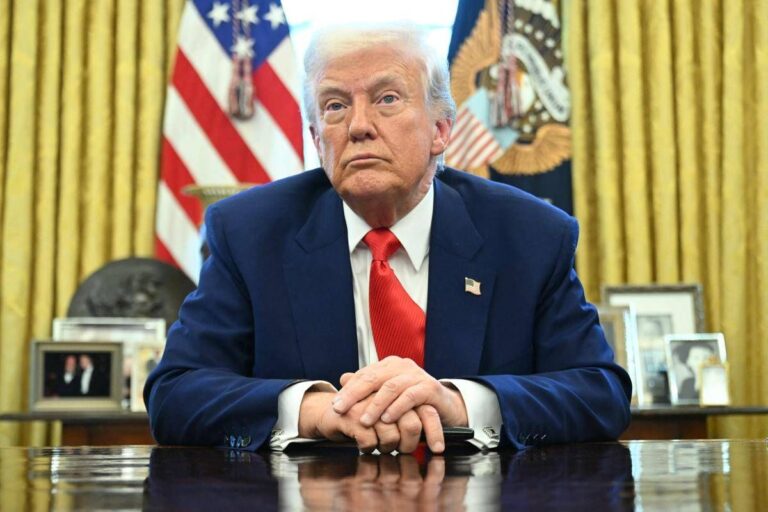 Trump e il crollo di consensi: Epstein, inflazione e migranti affondano il tycoon