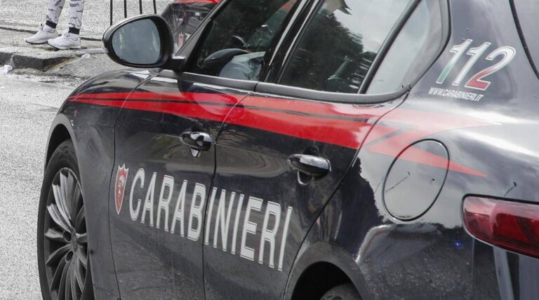 Torino, tenta di uccidere la madre con la sparachiodi e chiama il 112