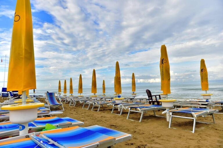 Spiagge vuote? Gassmann bacchetta i balneari: “Abbassate i prezzi”