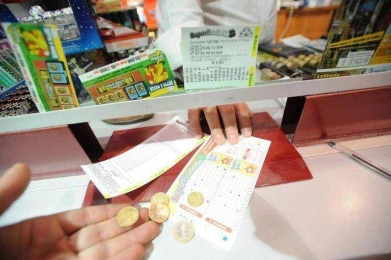 Superenalotto, numeri combinazione vincente oggi 26 luglio