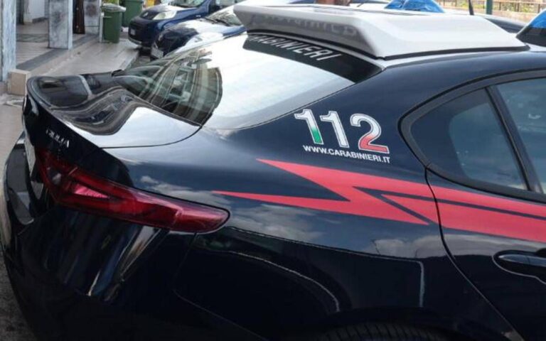 Matera, accoltella donna e spara a carabinieri poi si suicida