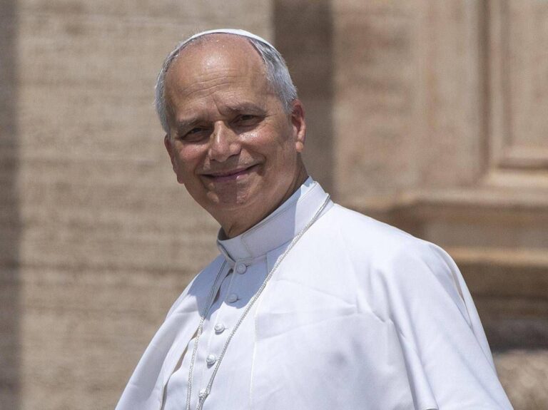 Papa: “Attenzione alla ‘bulimia’ da social”