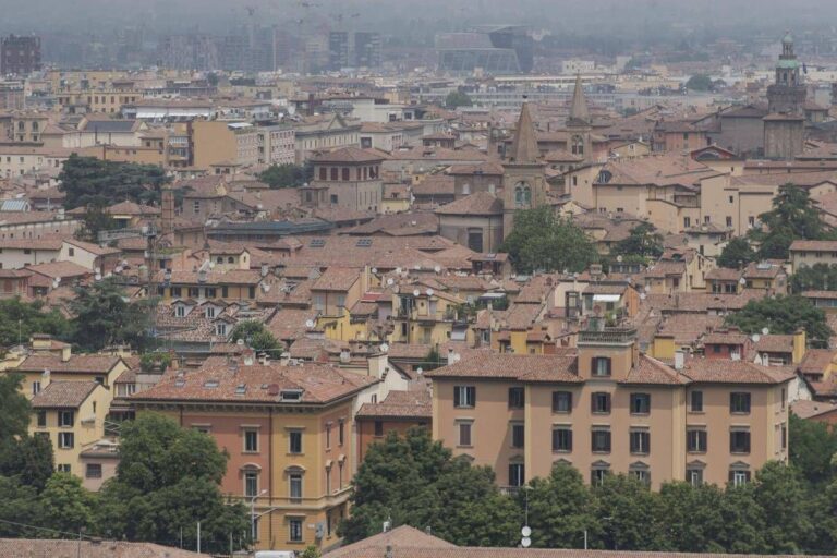 A Bologna pipe gratuite per il consumo di crack, è polemica per l’iniziativa del Comune