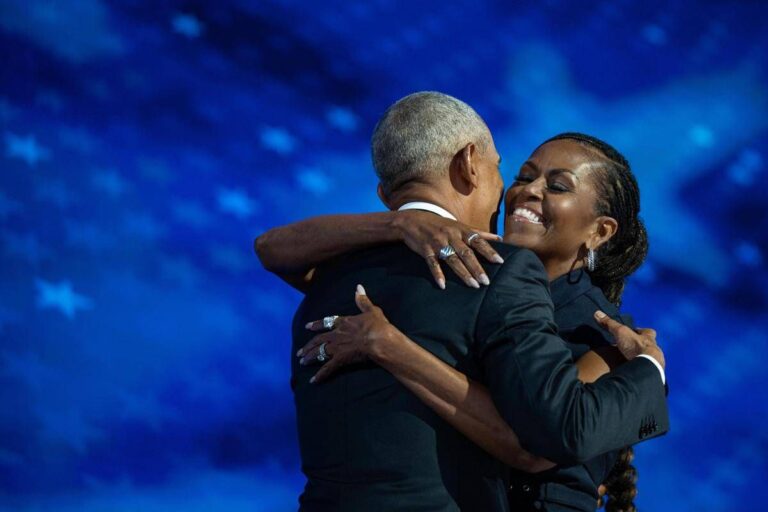 Barack Obama compie 64 anni, Michelle: “Sei ancora il più figo che conosco”