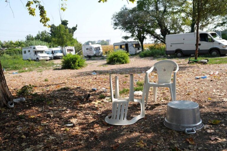Donna investita e uccisa a Milano, famiglie dei minori alla guida dell’auto rubata lasciano il campo rom