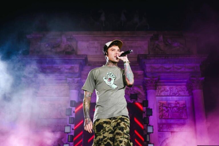 Fedez si esibisce davanti ai figli Leone e Vittoria: “È la prima volta”