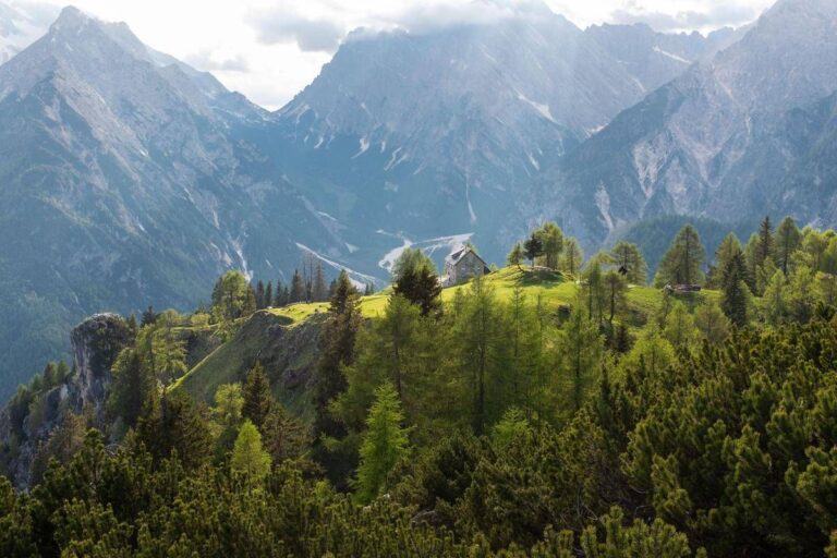 Ferragosto in montagna, sulle Dolomiti verso tutto esaurito