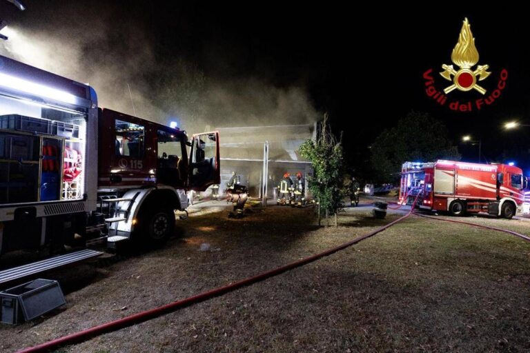 Firenze, incendio al Viper Theatre: crolla il tetto. Comune: “Tenete le finestre chiuse”