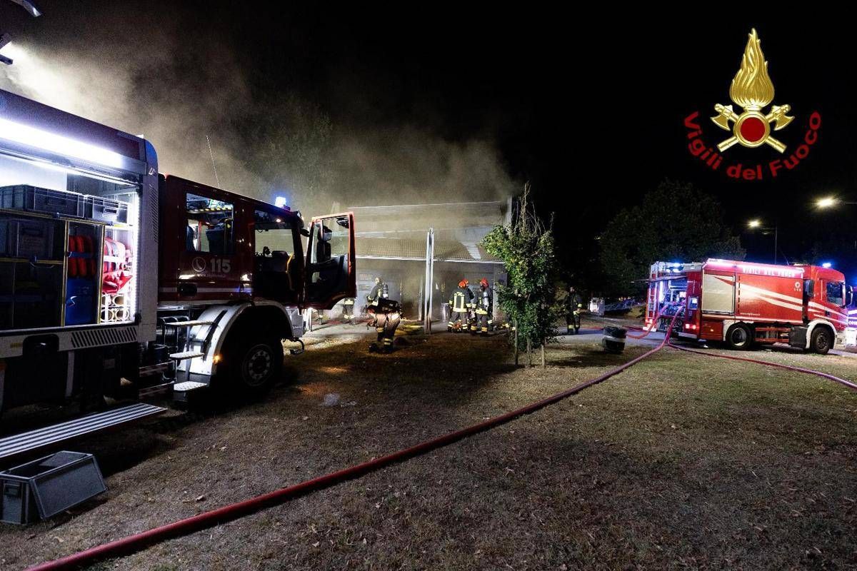 Firenze, incendio al Viper Theatre: crolla il tetto. Comune: “Tenete le finestre chiuse”