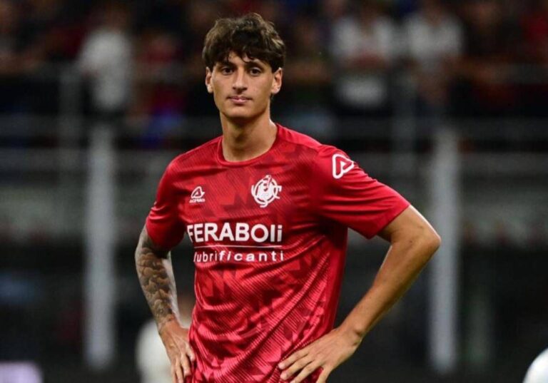 Floriani Mussolini, esordio in A con la Cremonese: “Un sogno”. Dietro la maglia il nome per evitare polemiche