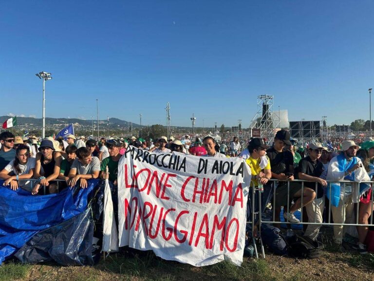 Giubileo giovani, striscione a Tor Vergata: “Se Leone chiama, noi ruggiamo”