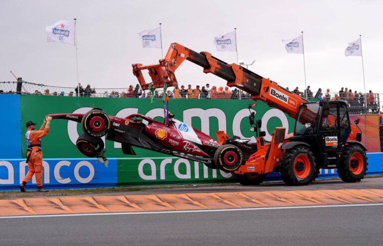 Gp d’Olanda, disastro Ferrari e doppio ritiro: Hamilton va a muro, poi incidente di Leclerc. Cos’è successo