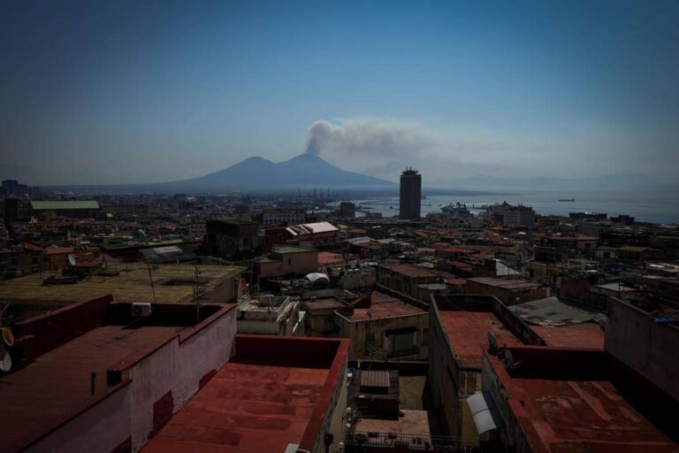 Incendio sul Vesuvio, prefetto di Napoli: “Situazione migliora ma ancora al lavoro”