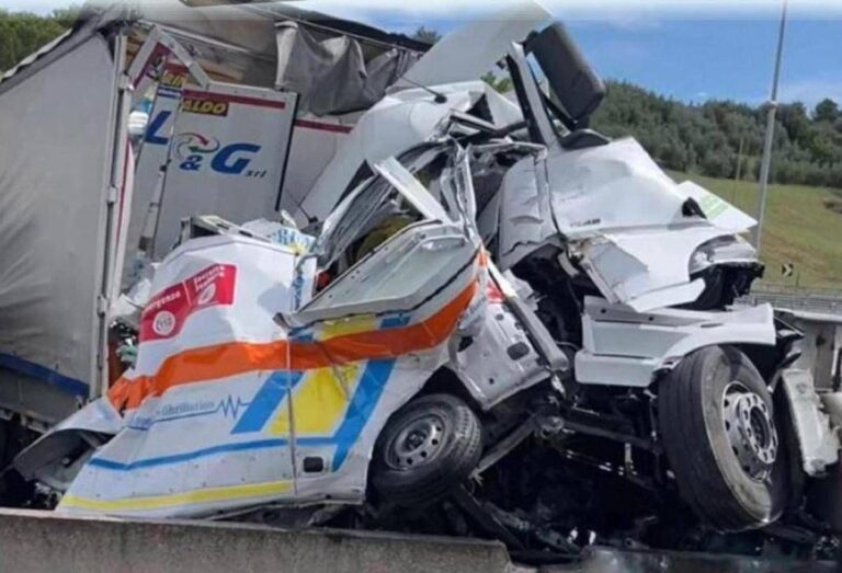 Incidente su A1, camion salta carreggiata: tre morti su un’ambulanza