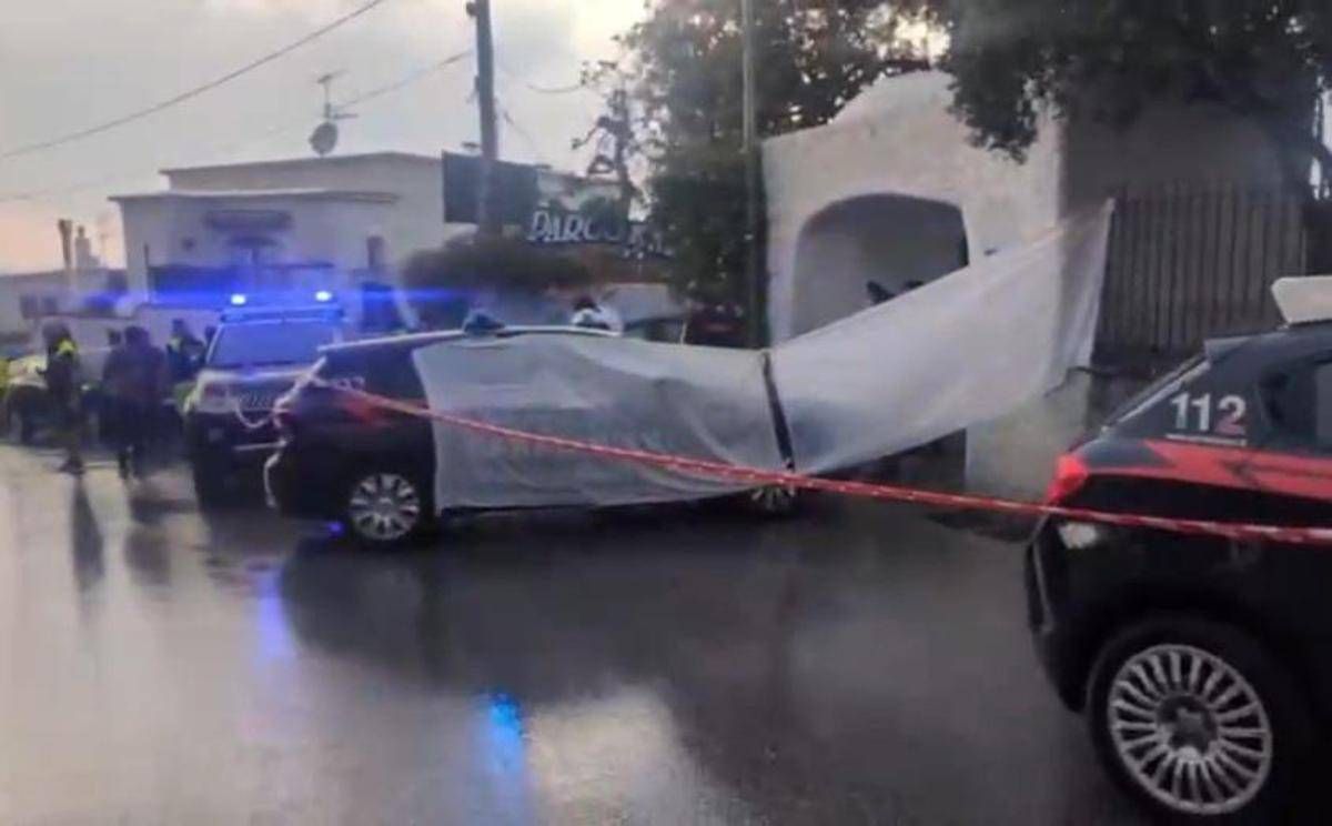 Ischia, sparatoria a Forio: uccide madre e compagno dell’ex moglie, poi si toglie la vita