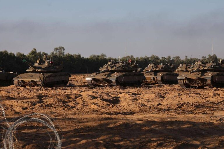 Israele attacca in Siria, media: “Esercito entrato a sud ovest di Damasco”