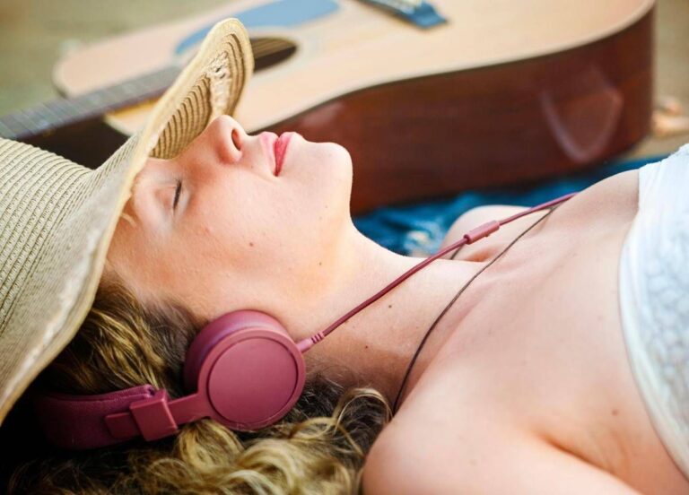 La musica dell’estate 2025 è (quasi) tutta italiana, in classifica un solo brano straniero